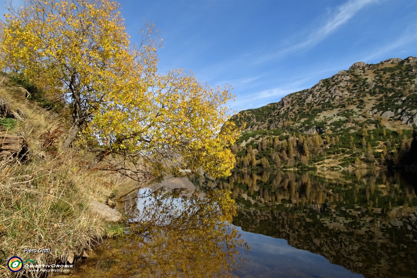 26 Lago Marcio, monti e piante si sdoppiano.JPG